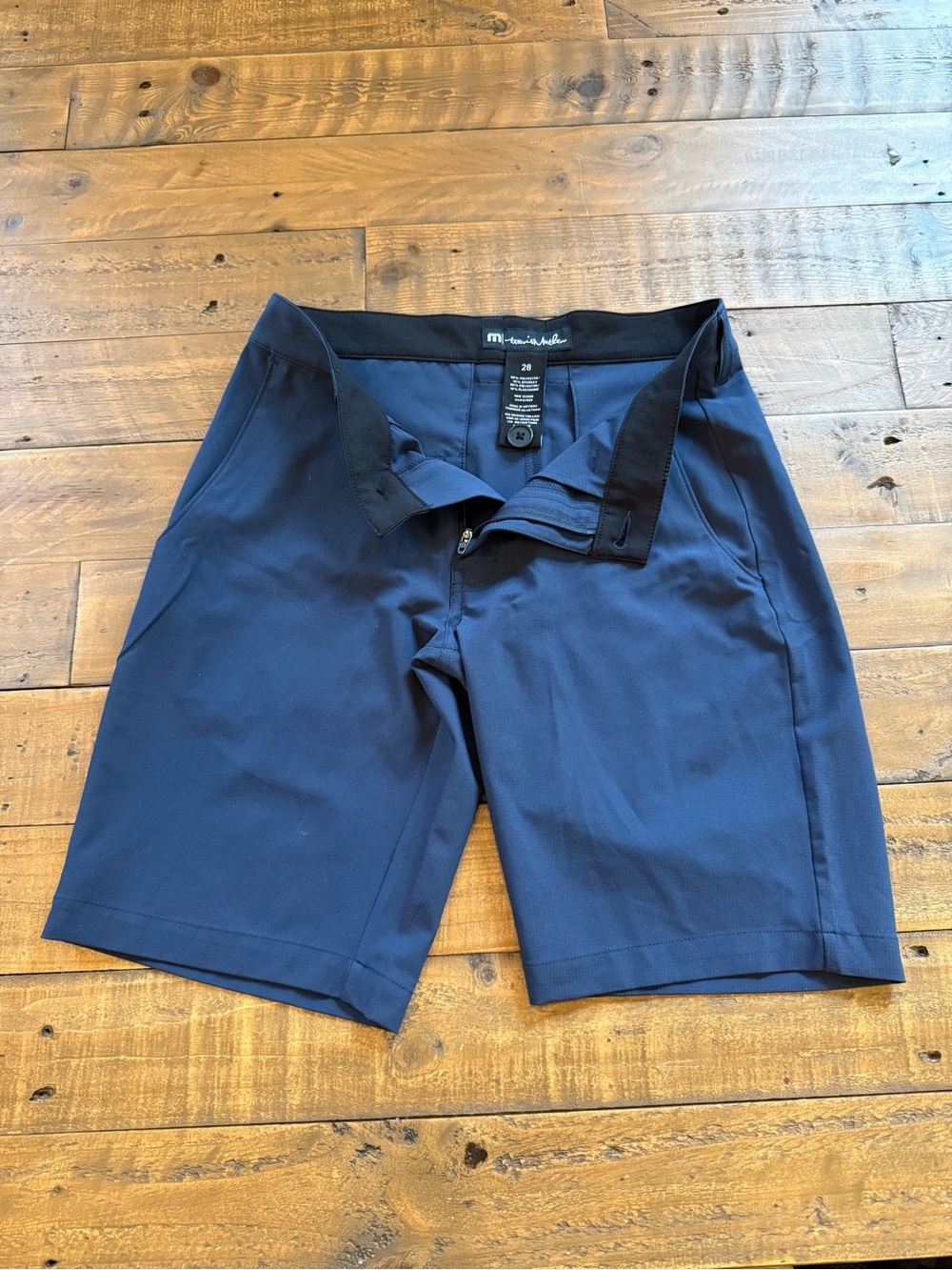 Men’s Travis Mathew navy golf shorts size 28
